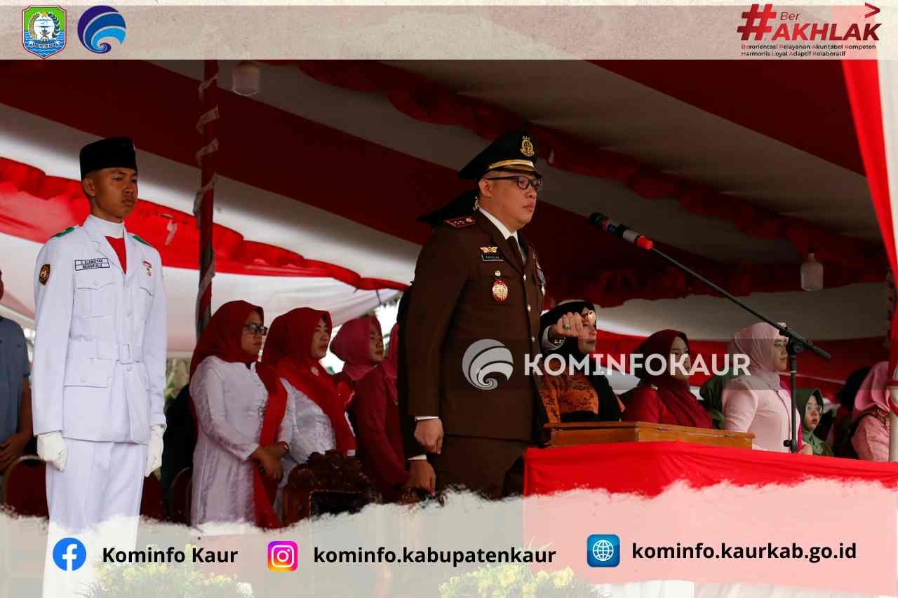 Kajari Kaur Pimpin Penurunan Bendera HUT Ke-79 RI