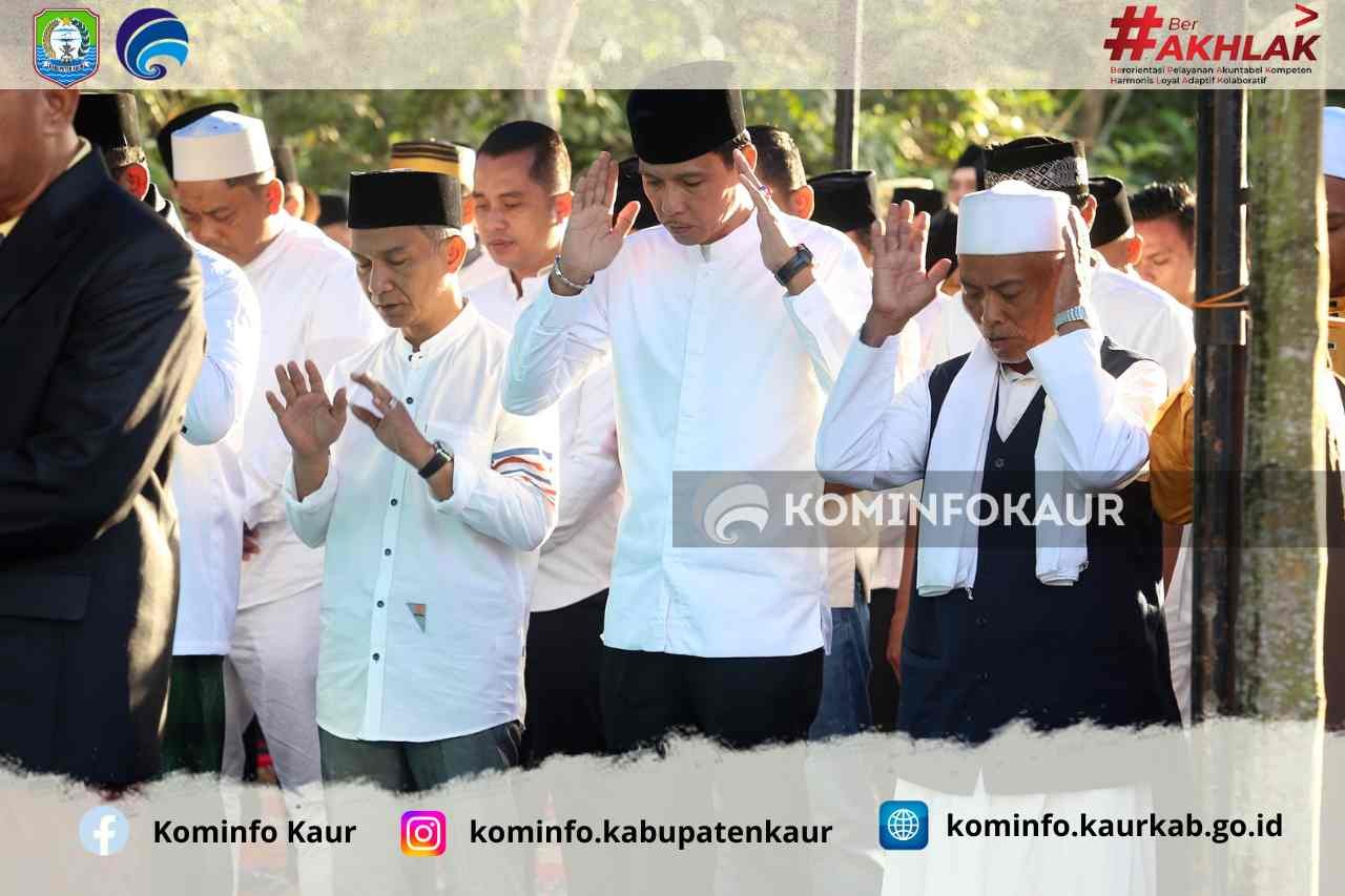Salat Idul Adha 1446 H di Desa Pasar Jumat, Bupati Kaur Serahkan Dua Ekor Sapi Kurban 