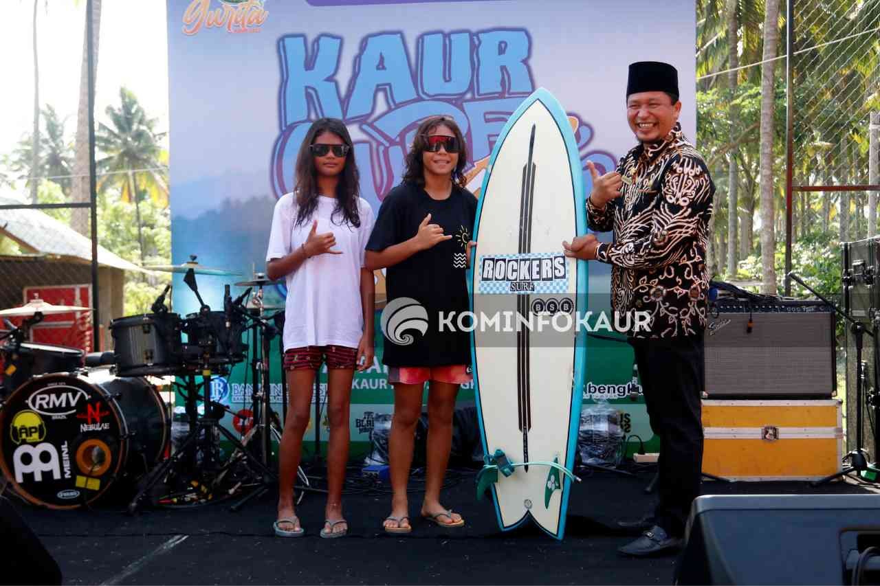Dibuka Wabup, 75 Peselancar Berlaga di Kaur Surf Contest 