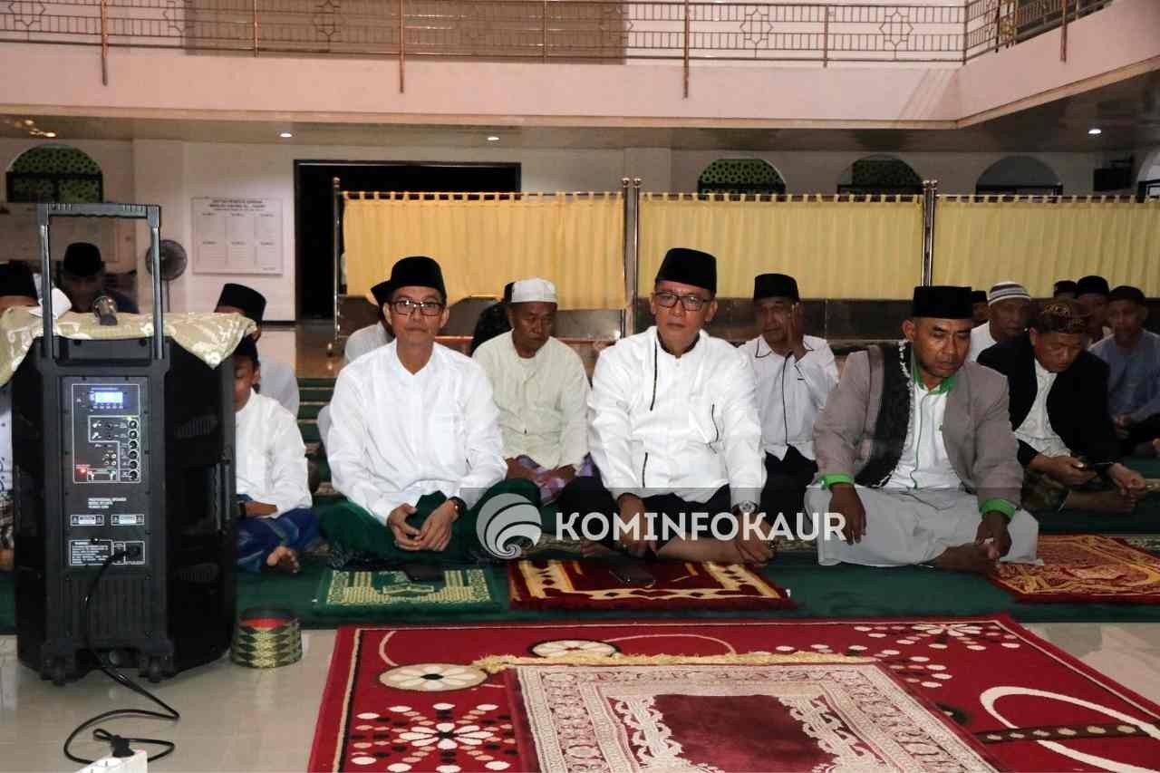 Fenomena Gerhana Bulan, Bupati dan Wabup salat Khusuf di Masjid Al-Kahfi