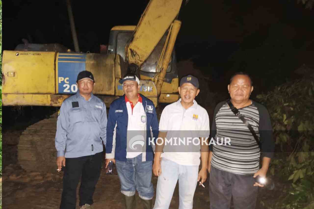 Singkirkan Material Longsor, Pemda Kerahkan Dua Alat Berat