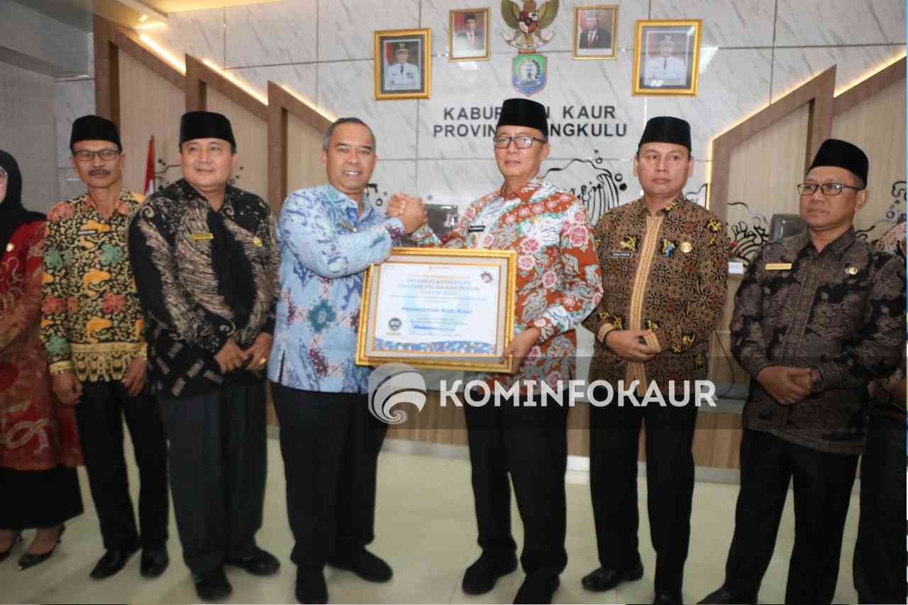 Berkualitas Tertinggi, Bupati Kaur Terima Penghargaan Dari Ombudsman RI