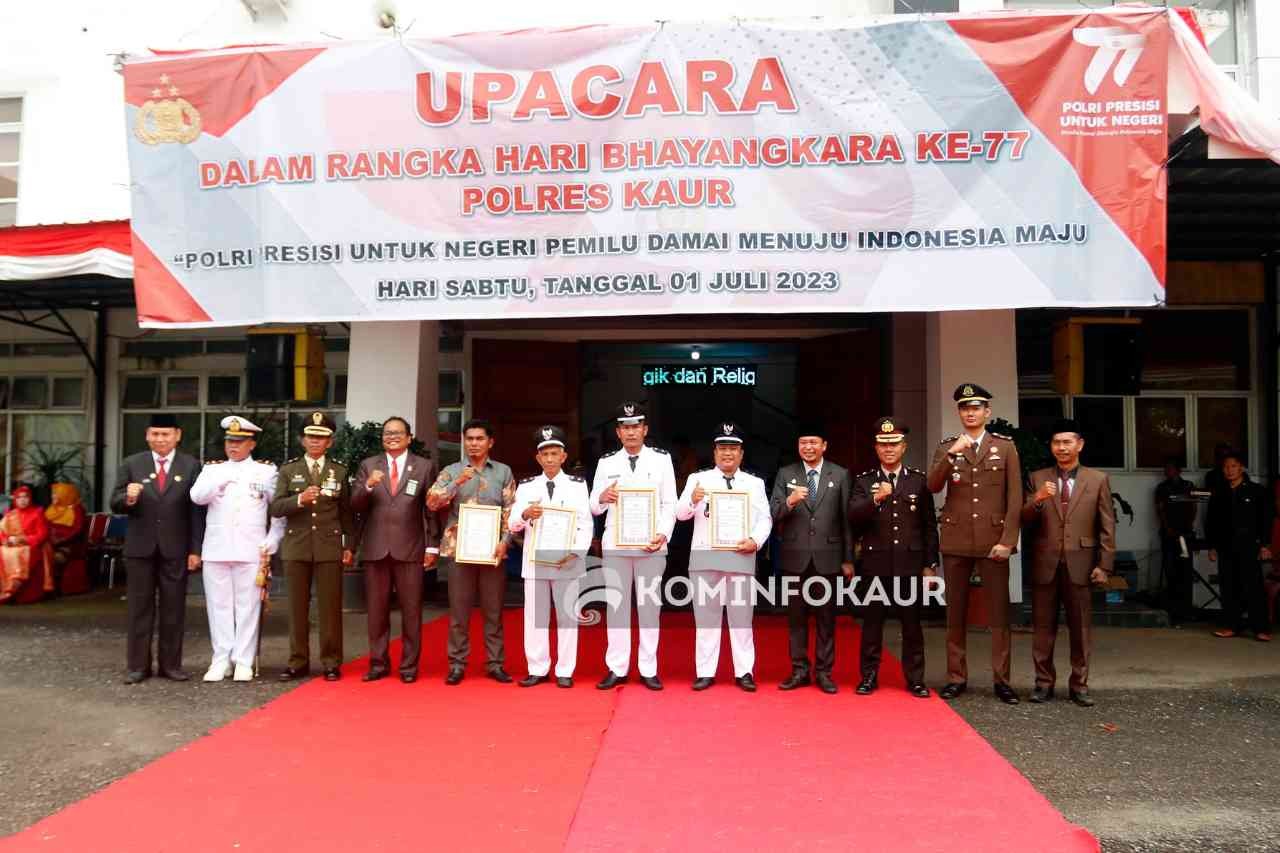 Upacara HUT Bhayangkara Ke 77, Personil Polres dan Tokoh Masyarakat Terima Penghargaan