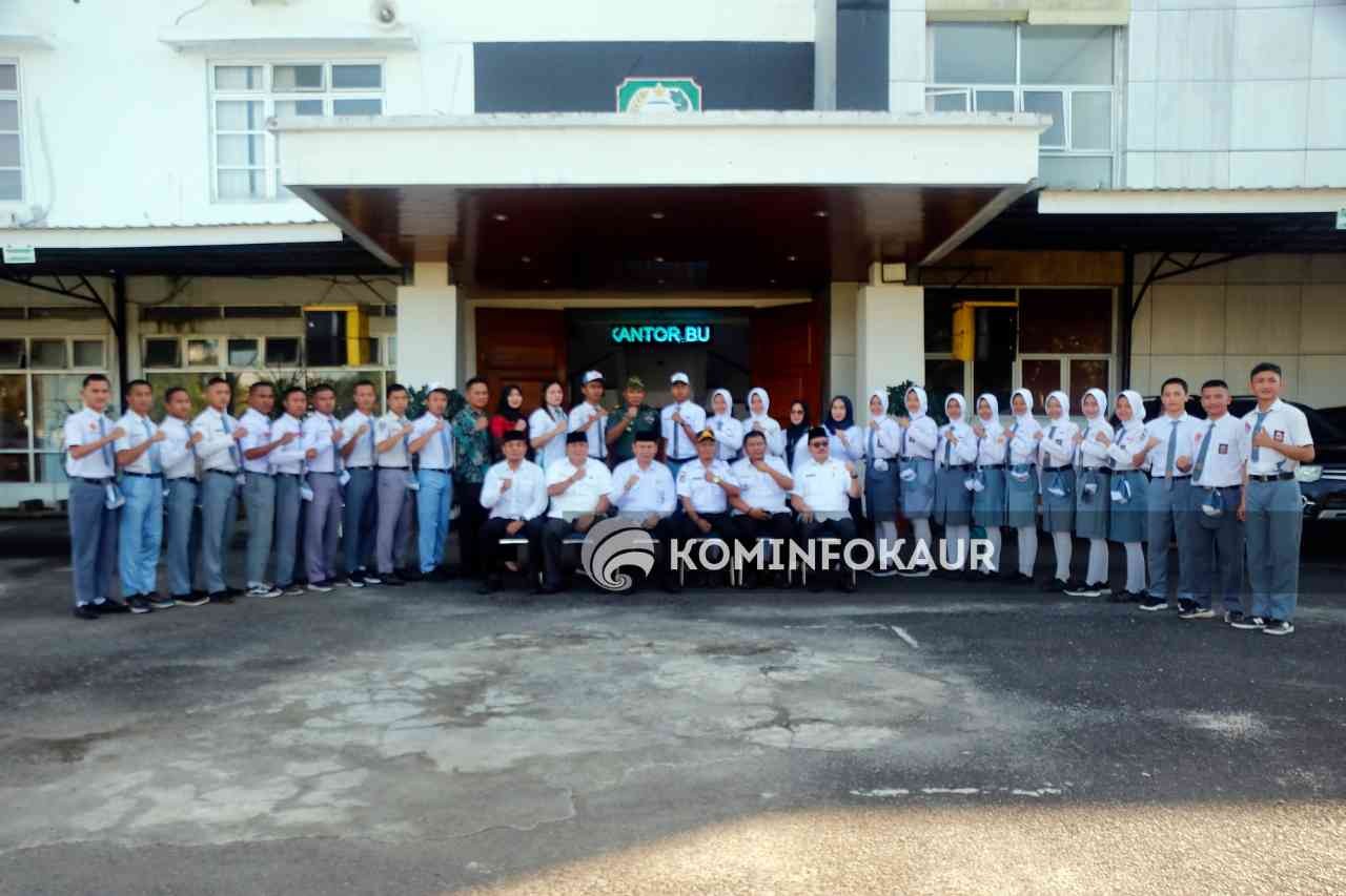 Lepas Anggota Paskibraka Nasional dan Provinsi, Sekda Sampaikan Pesan Ini