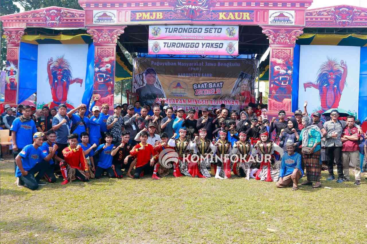 Minggu Kliwonan, Kuda Kepang PMJB Hibur Warga 