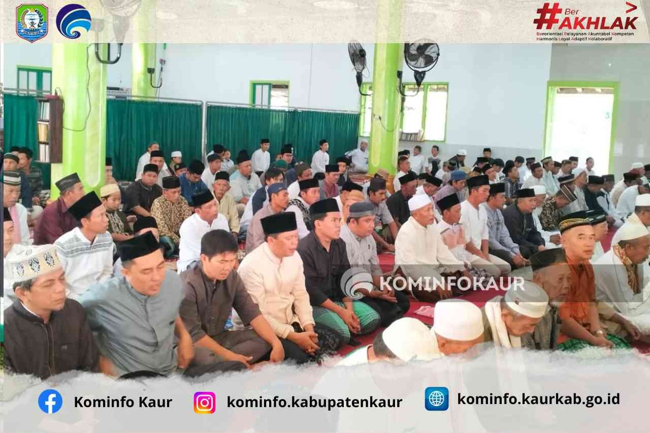 Wabup Herlian Salat Idul Adha 1445 H di Masjid Jamik As-Syakirin