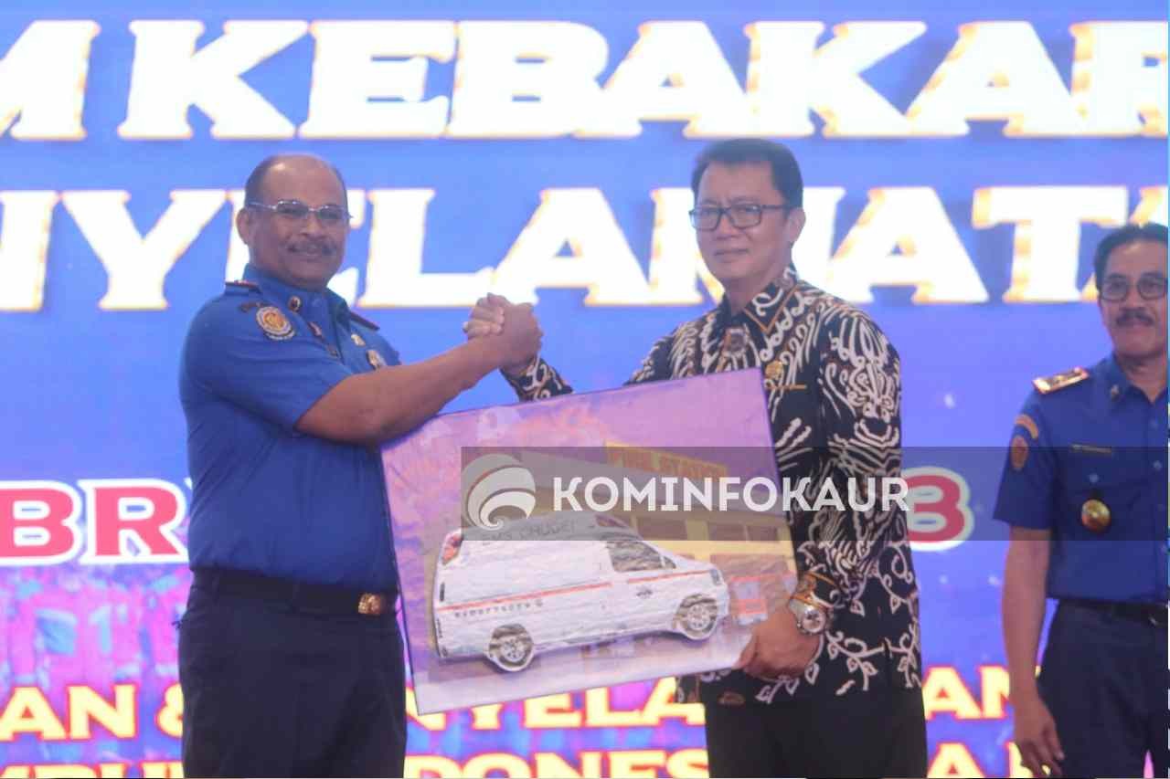 Bupati Terima Mobil Damkar dan Ambulance Dari JFA