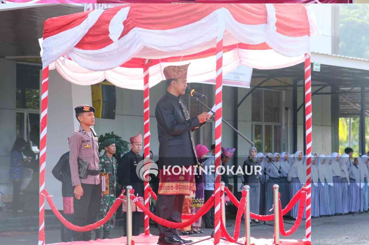 Pakai Baju Adat, Kapolres Kaur Jadi Irup Peringatan Hardiknas  dan Hari Otonomi Daerah Ke 27
