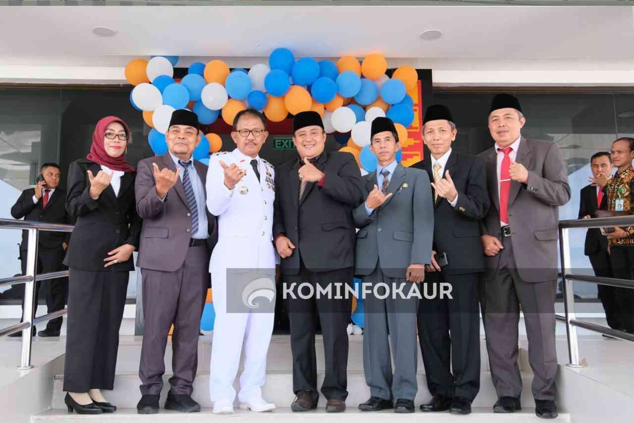 Asisten II Hadiri HUT Ke-10 Kabupaten Pesisir Barat